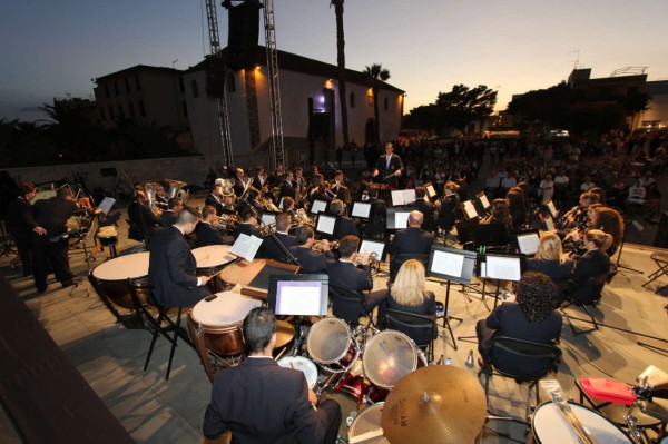 Las bandas dan el toque solemne a las Fiestas Patronales de Adeje 2013. 