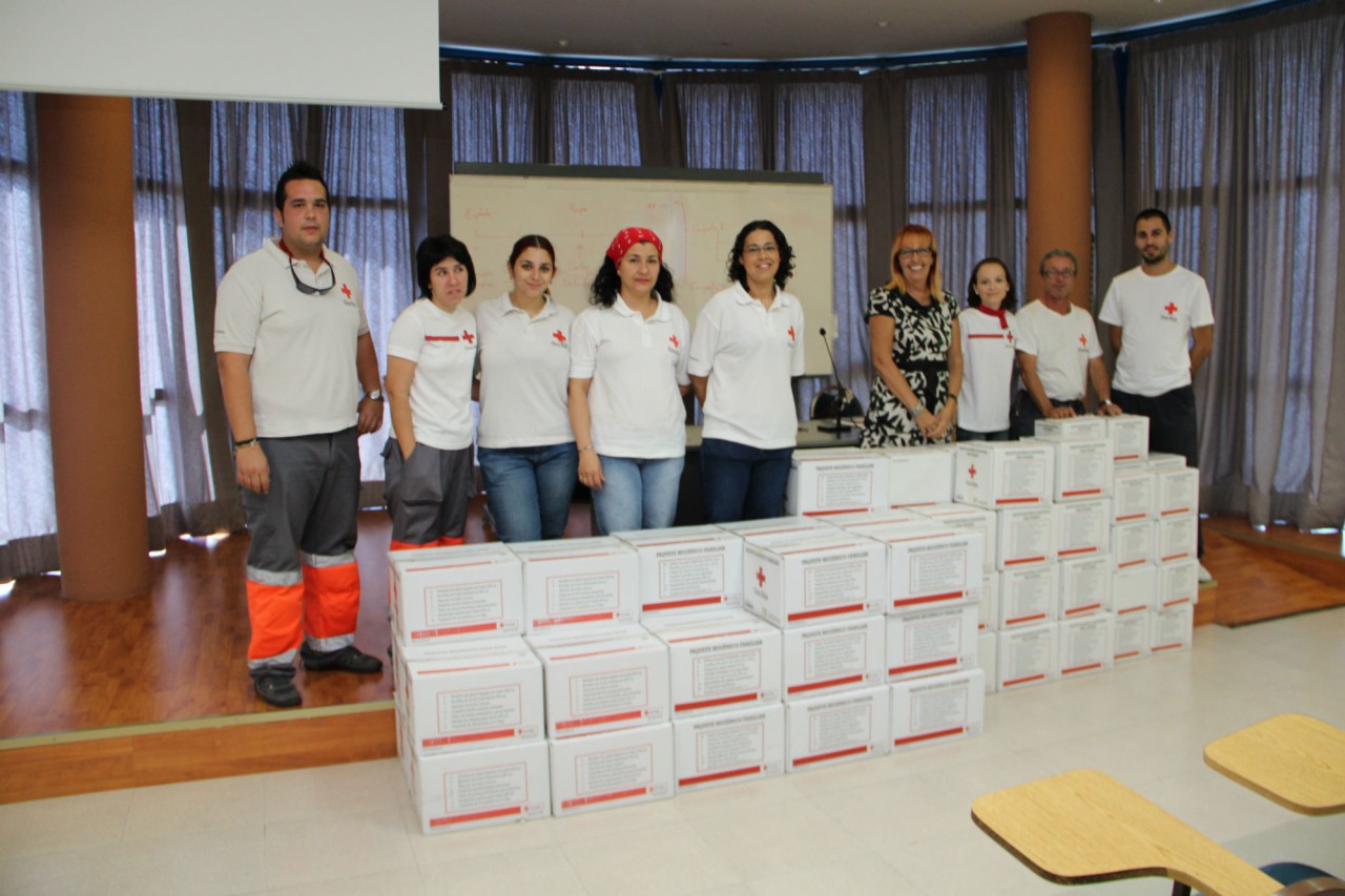 Cruz Roja Española y ayuntamiento de Adeje reparten kits de higiene personal a 70 familias adejeras