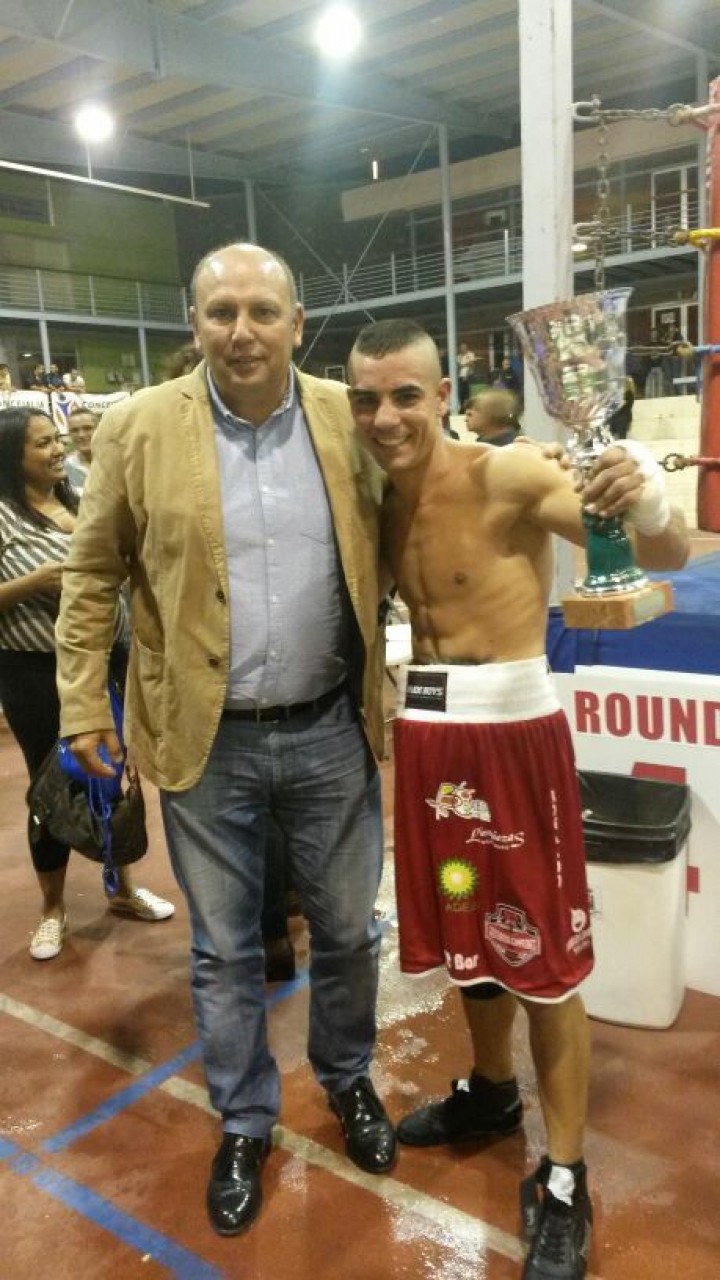 La "Dinamita" adejera explota en el ring de boxeo