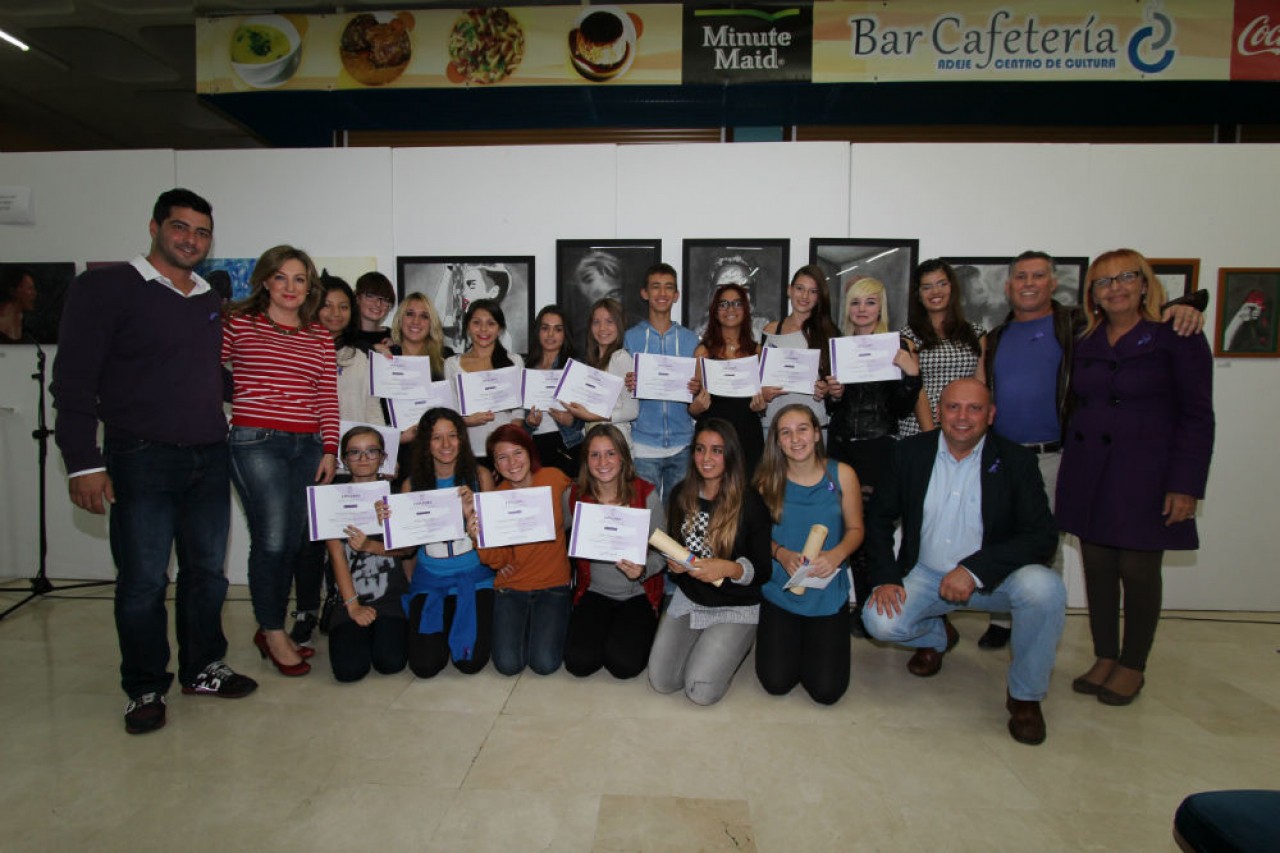 Alumnado de los institutos de Adeje que han participado en el certamen de microrrelatos y en la exposición contra la violencia de género