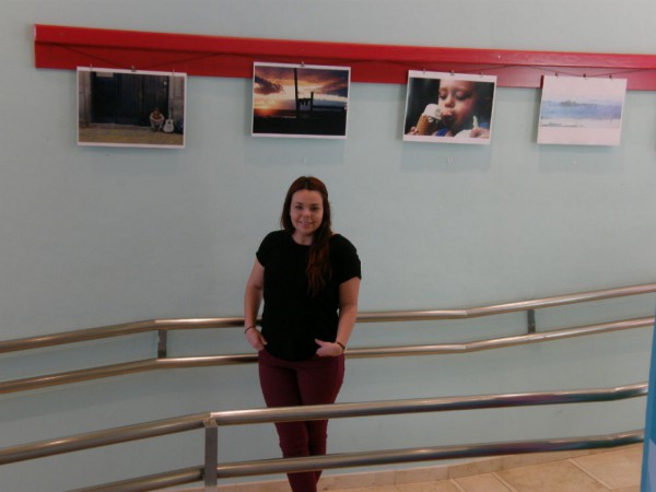 La joven Luna Paula expone una serie de fotografías en la Casa de la Juventud