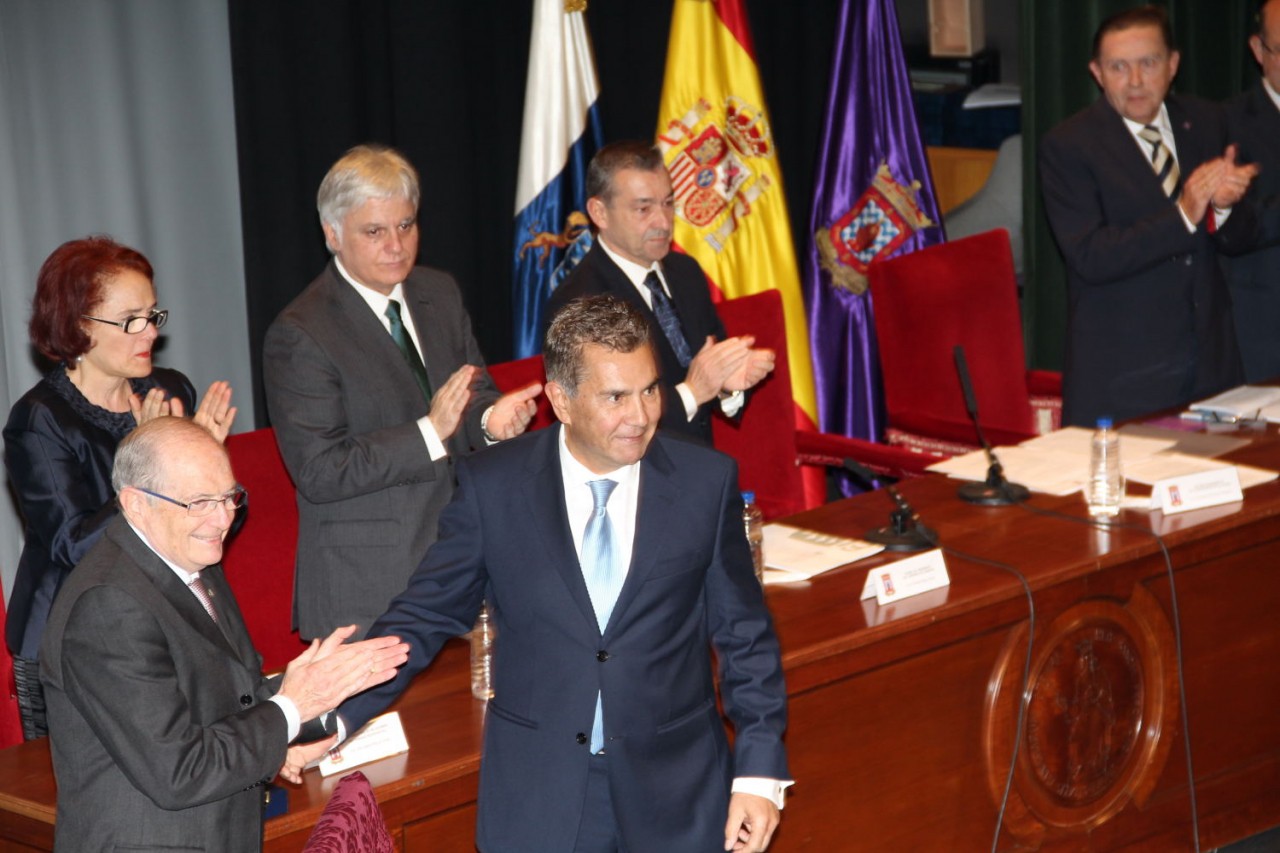 El alcalde recibe en nombre de Adeje, la Medalla de Oro de la ULL