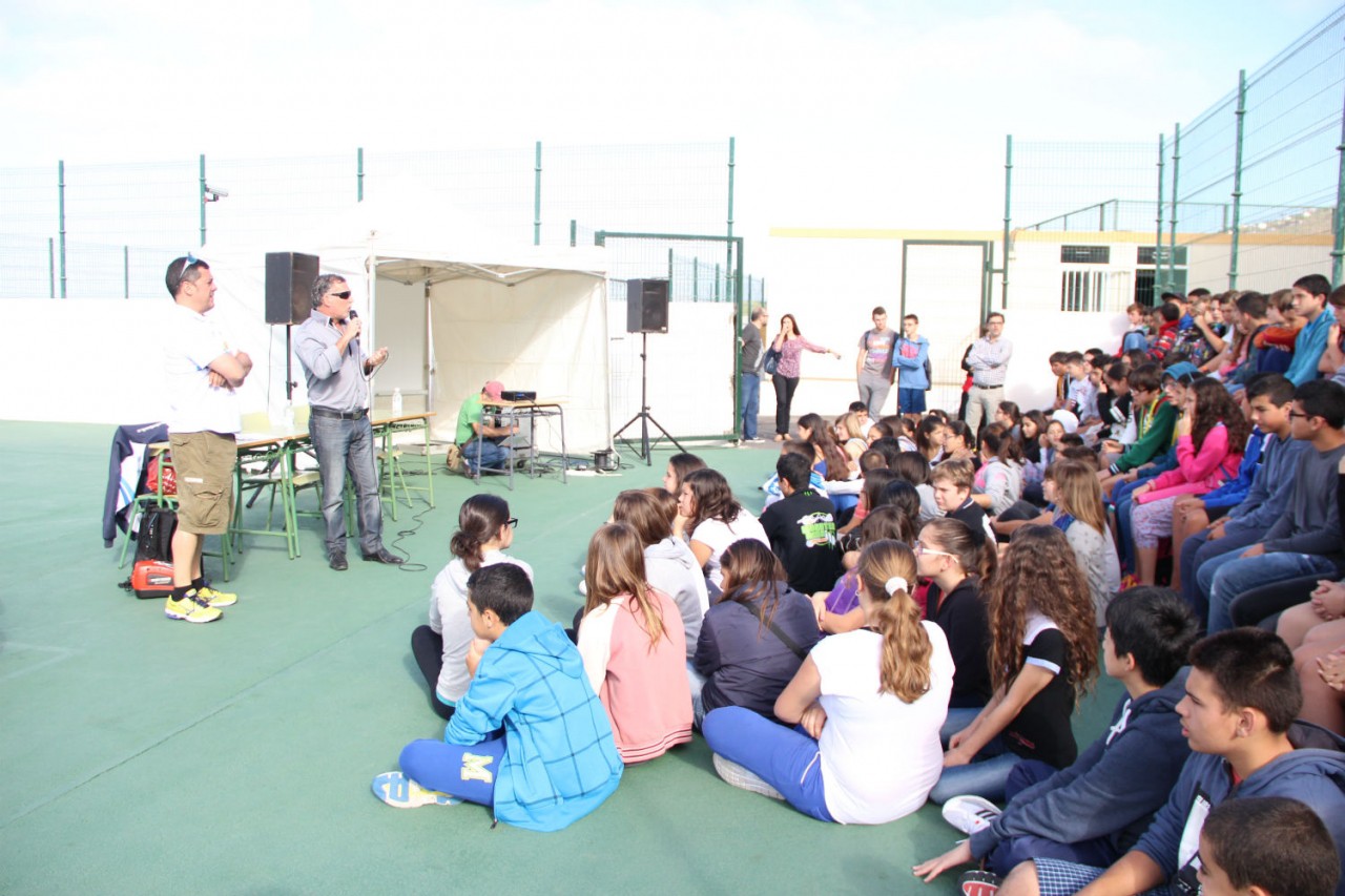 El Ayuntamiento y Ademi llevan hasta el instituto de Los Olivos el proyecto "Deporte para todos"