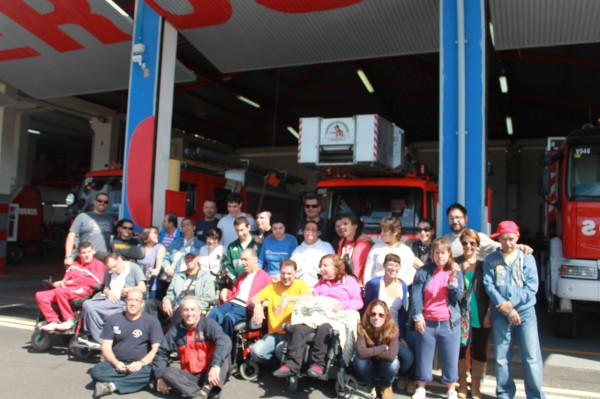 El alumnado del Centro Ocupacional de Los Olivos visitó el parque de Bomberos Voluntarios de Adeje