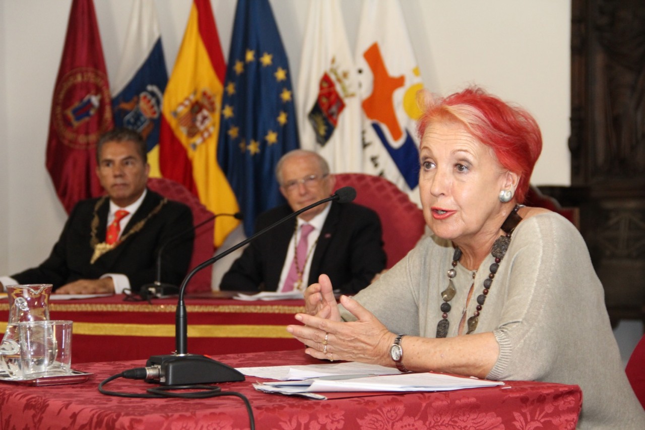 Arranca la Universidad de Verano de Adeje con un alegato de Rosa Mª Calaf en defensa de un periodismo más comprometido