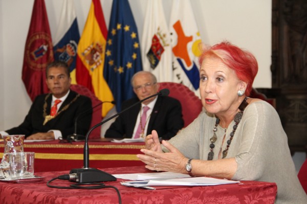 Arranca la Universidad de Verano de Adeje con un alegato de Rosa Mª Calaf en defensa de un periodismo más comprometido