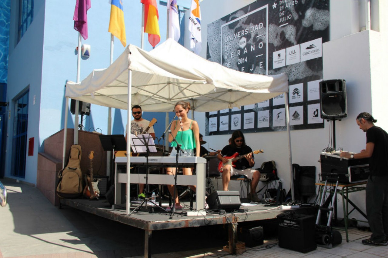 Un momento de la actuación de la María Herrera Band a las puertas de la UVA