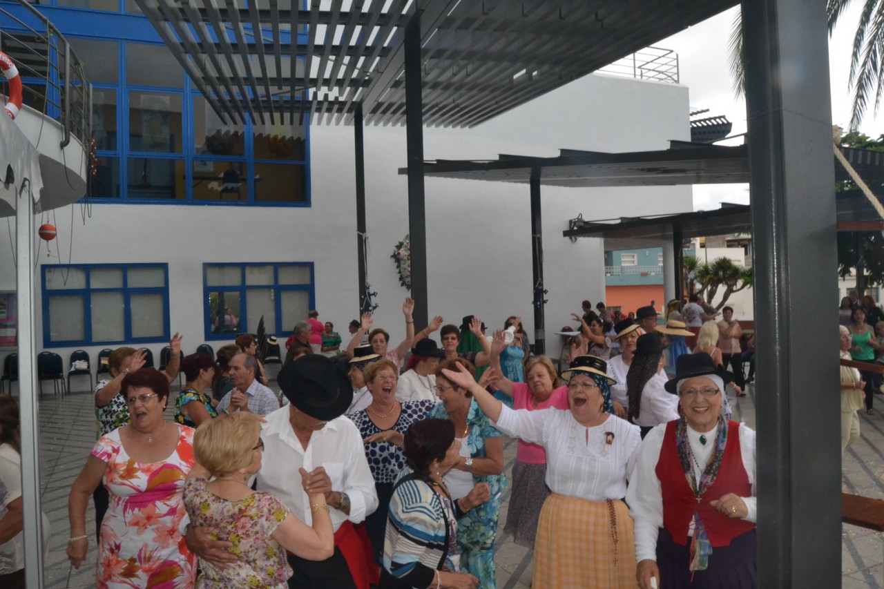 El colectivo de mayores rinde homenaje a Santa Ana