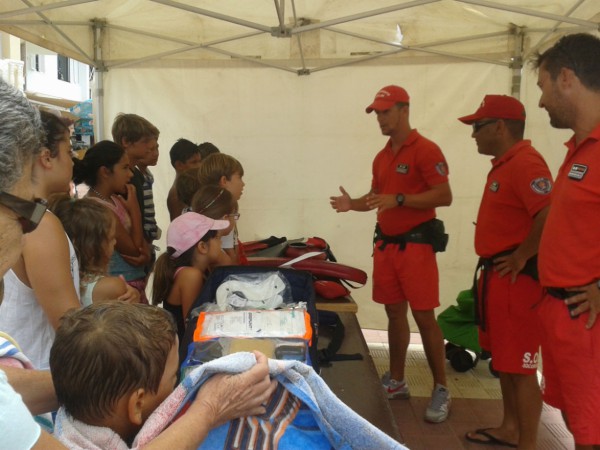 Salvamento y Socorrismo de Adeje impartió un taller de medidas de autoprotección en el mar