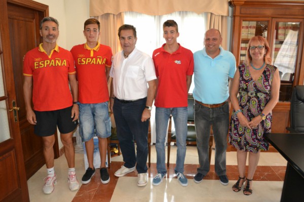 El alcalde recibe a dos promesas del vóley playa adejero