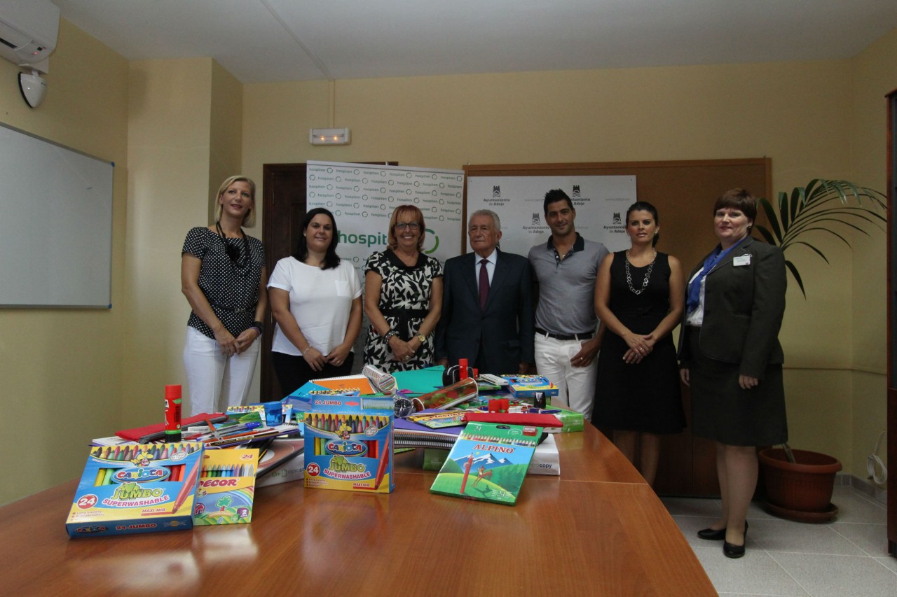 Hospiten y su equipo de voluntariado entrega a los Servicios Sociales de Adeje y Arona material escolar