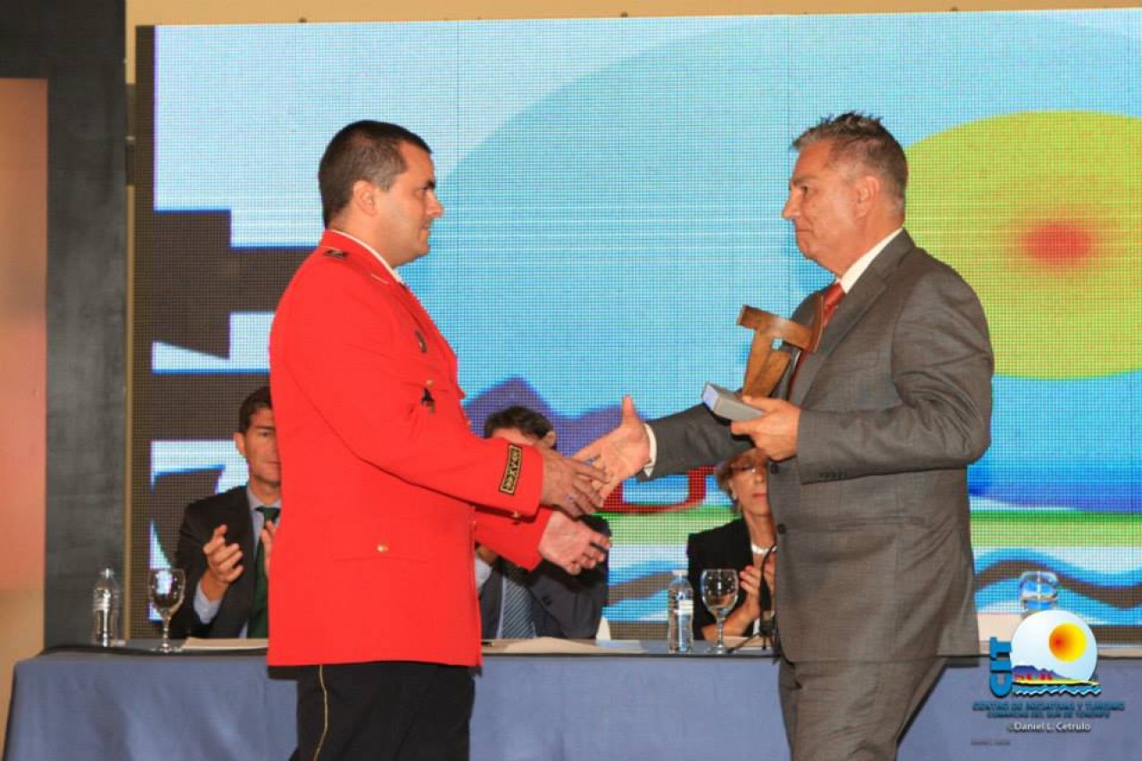 El alcalde entrega el Premio Gánigo a los Bomberos Voluntarios