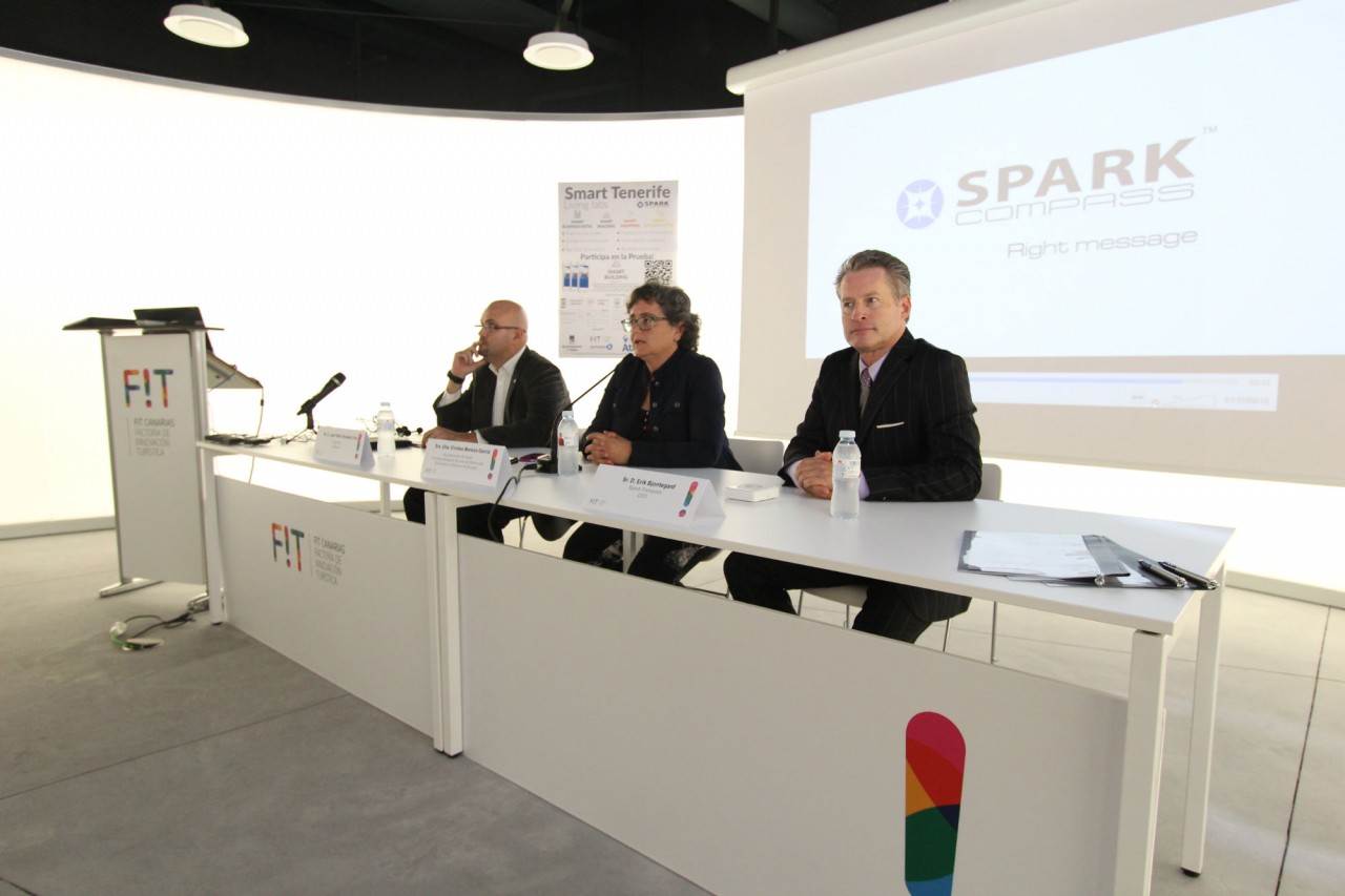 Ermitas Moreira junto a los responsables de Spark Compass