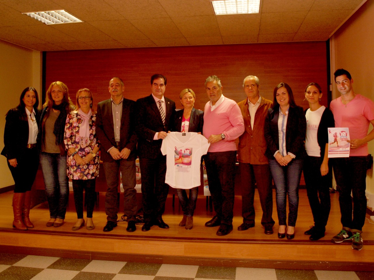 Autoridades y organizadores posaron al final del acto