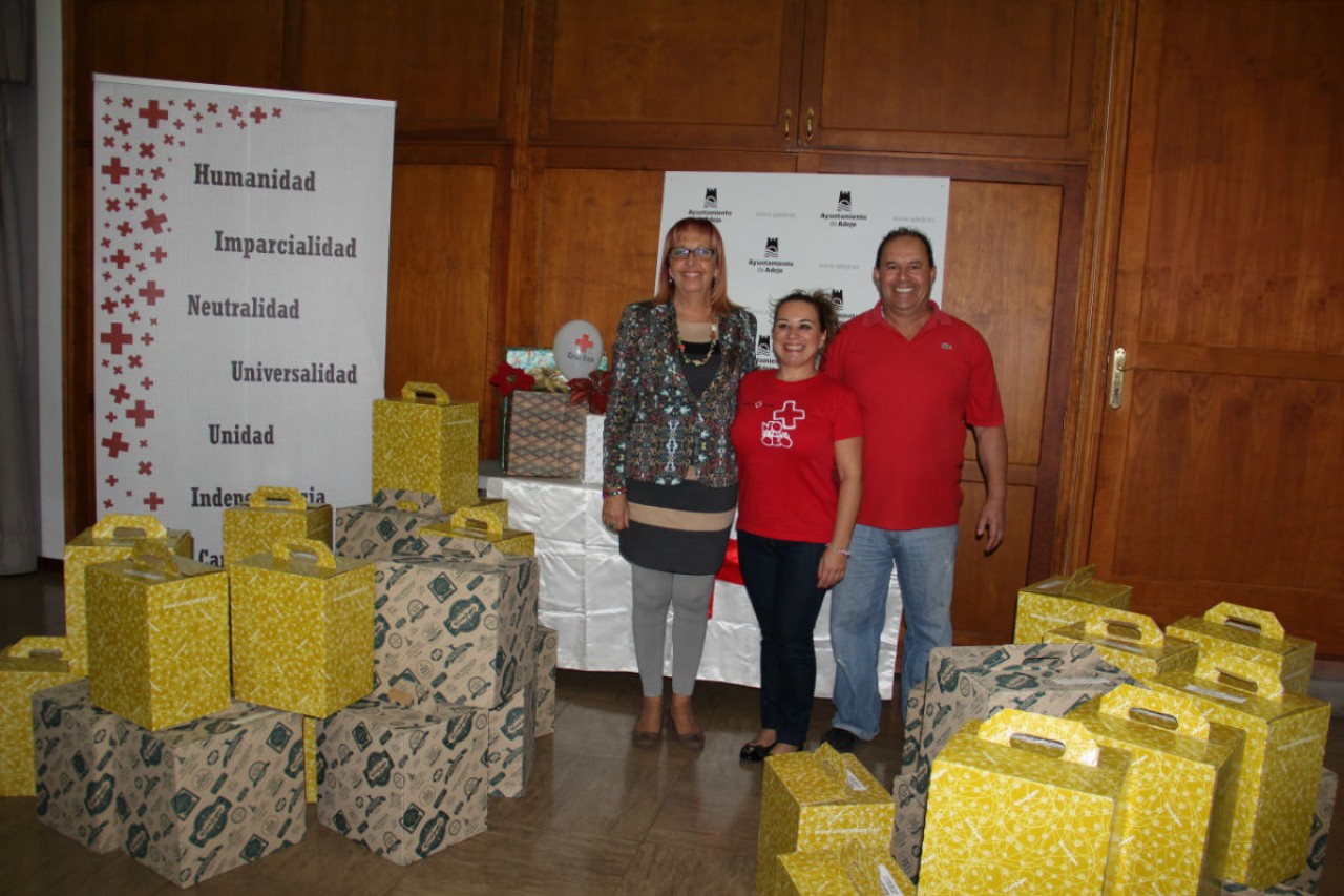 Cruz Roja y ayuntamiento de Adeje entregan lotes navideños a 20 familias de Adeje