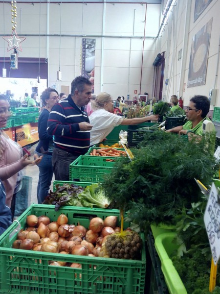  El alcalde hace un reconocimiento a los productores participantes en el Agromercado de Adeje por su solidaridad con colectivos municipales