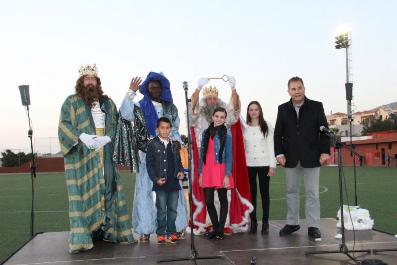  Los Reyes Magos llegan a Adeje en helicóptero ante la atenta mirada de más de dos mil personas