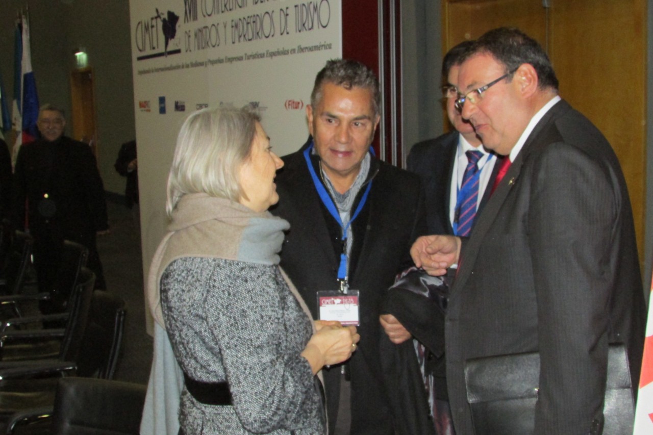 El alcalde de Adeje junto a Carmen Riu y Joan Molas