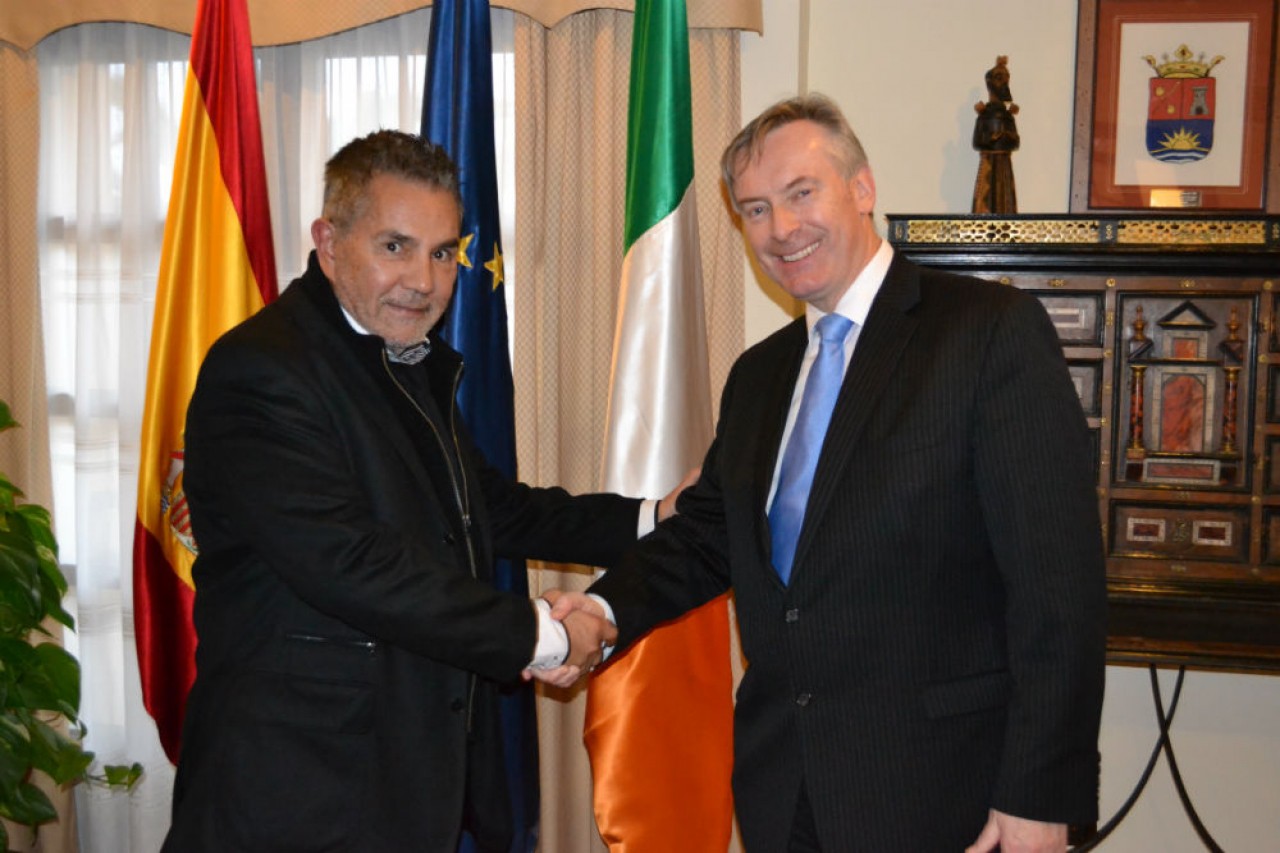 El alcalde recibe al embajador de Irlanda en España