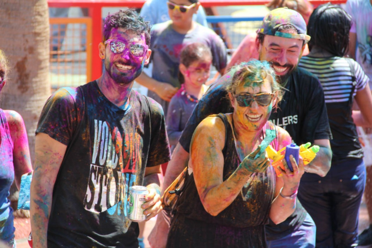 Cerca de un millar de personas se dieron cita en el "Holi Mela" o "Fiesta de los Colores"