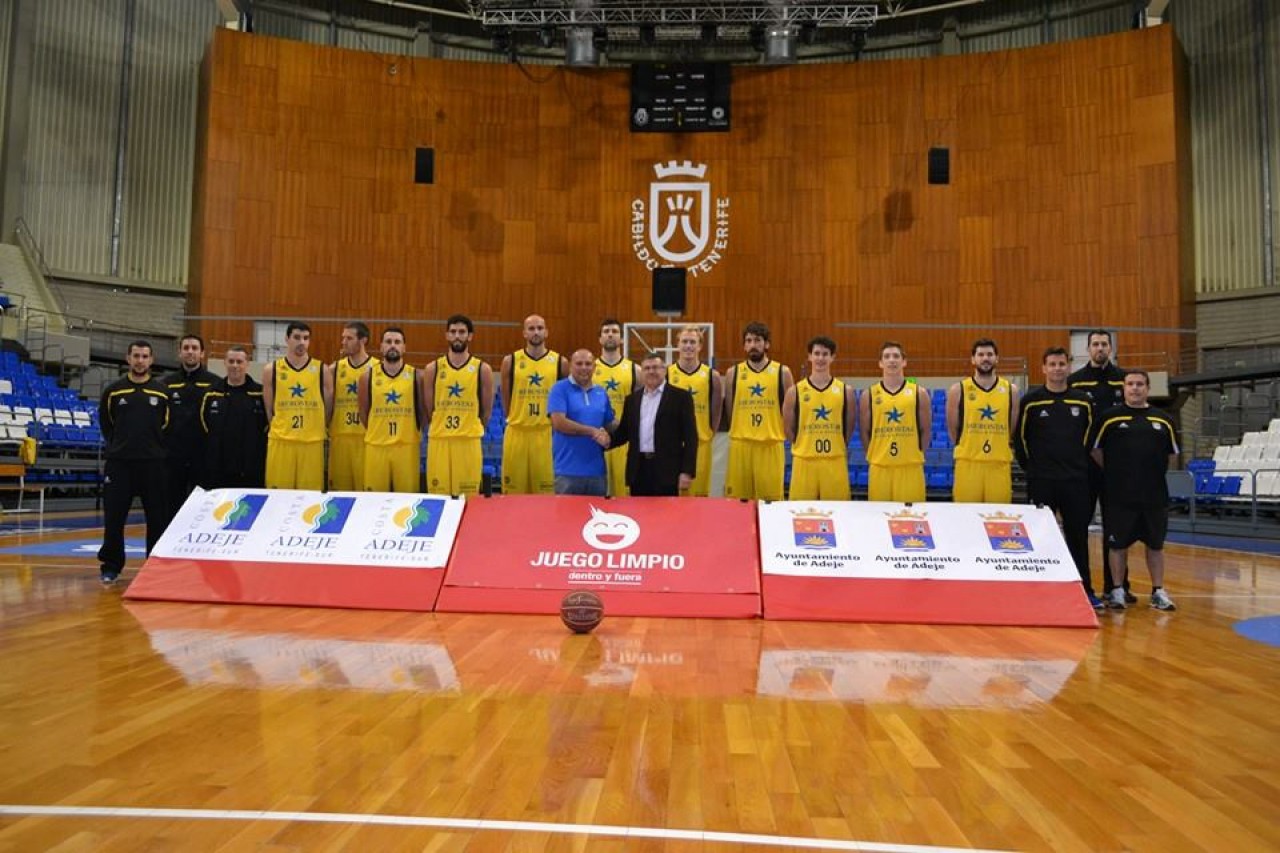 La plantilla del Iberostar junto al concejal de deportes y el presidente del club