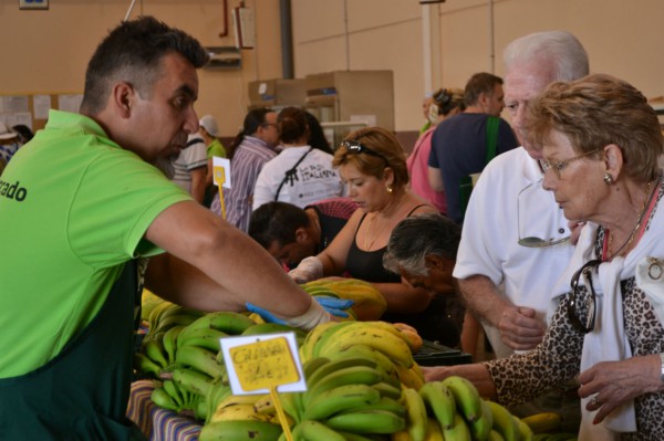 Centenares de personas visitaron el Agromercado de Adeje en su primera apertura de los miércoles