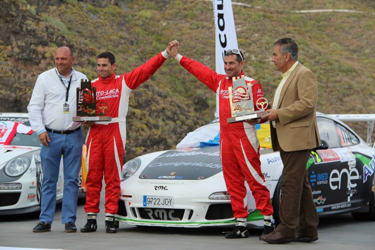 El alcalde y el concejal dan los trofeos a los vencedores del Rally