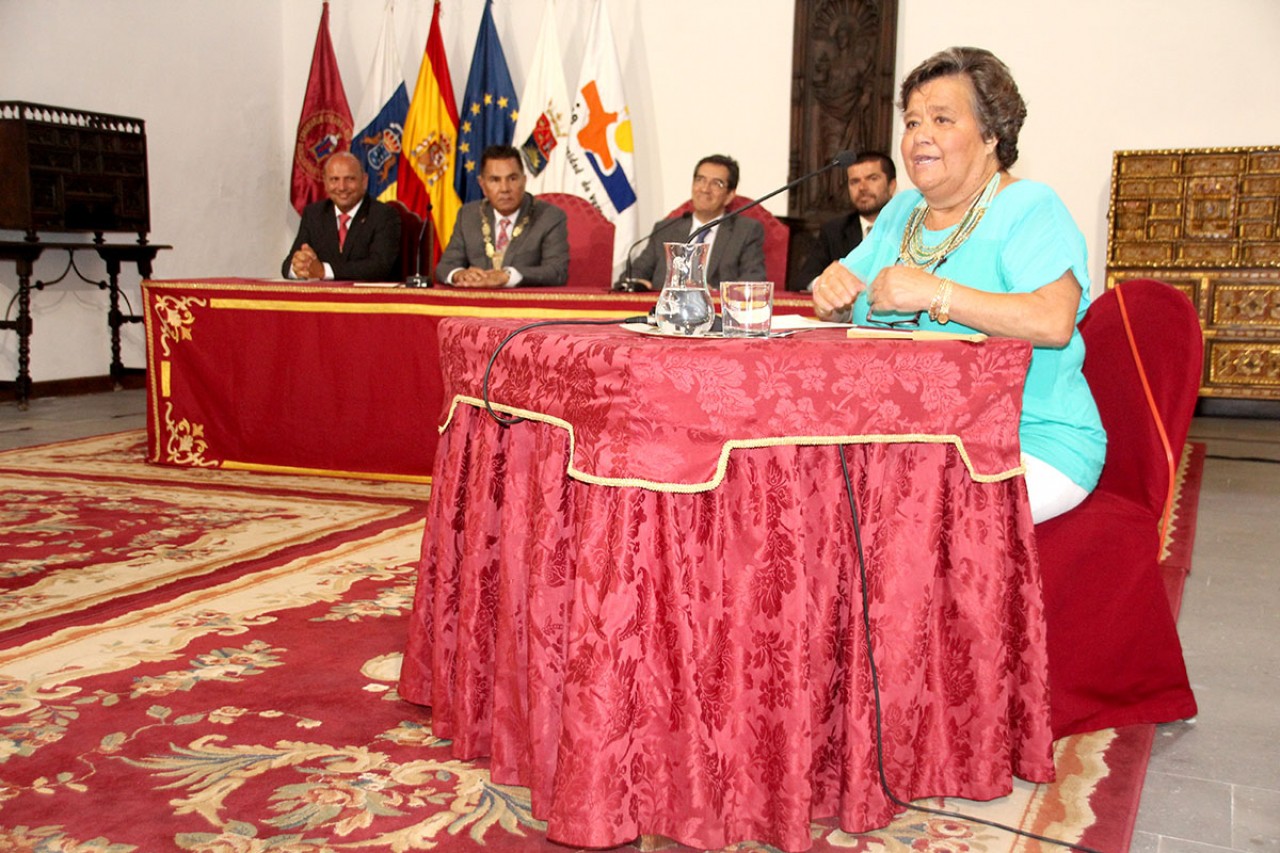 Cristina Almeida ofrece su ponencia inaugural en la Universidad de Verano de Adeje