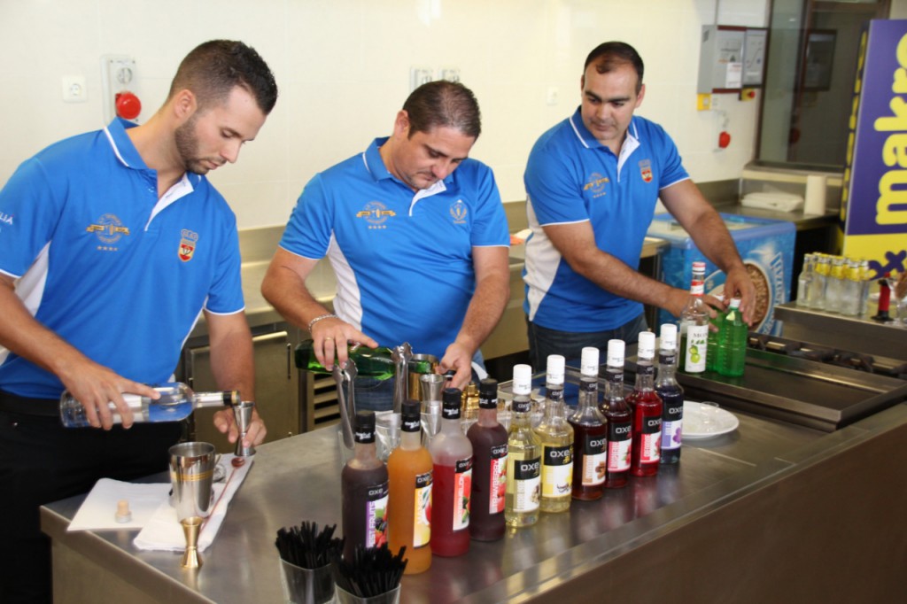 El equipo de Arrebola preparando los cócteles