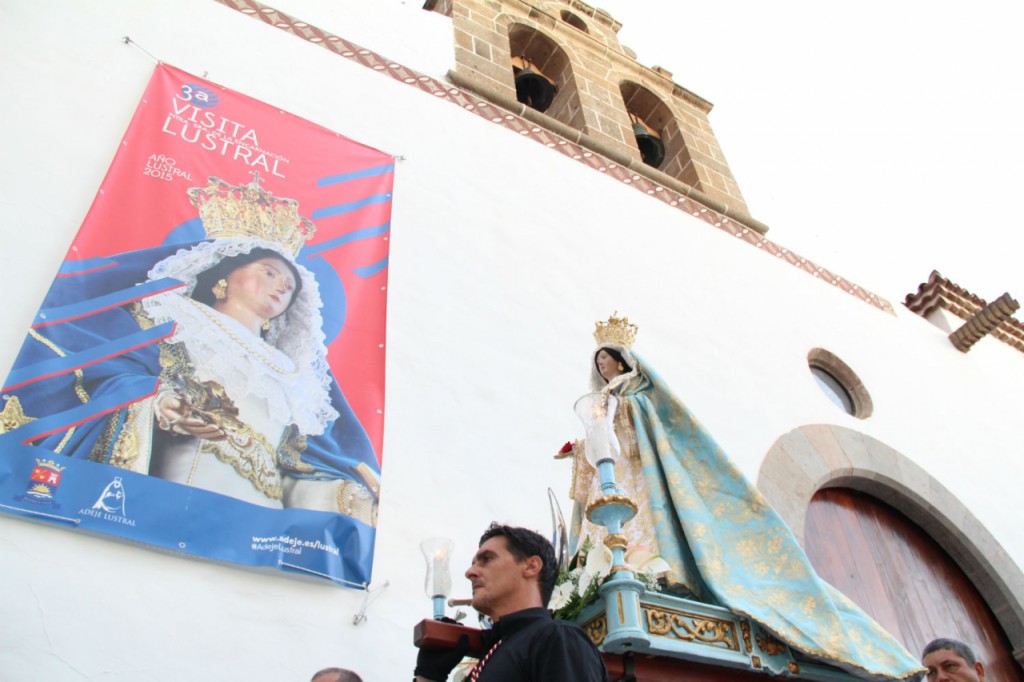  Multitud de personas acompañan a la Virgen de La Encarnación en la "Rogativa nocturna"