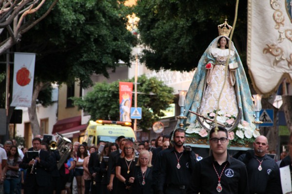  Multitud de personas acompañan a la Virgen de La Encarnación en la 