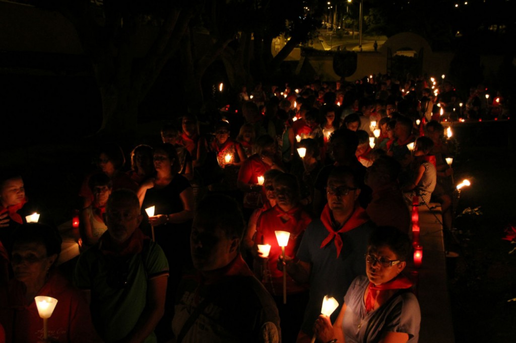  Multitud de personas acompañan a la Virgen de La Encarnación en la "Rogativa nocturna"