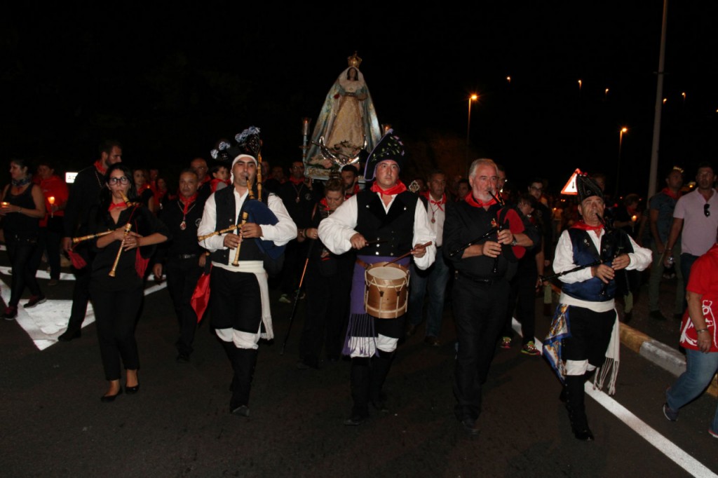  Multitud de personas acompañan a la Virgen de La Encarnación en la "Rogativa nocturna"