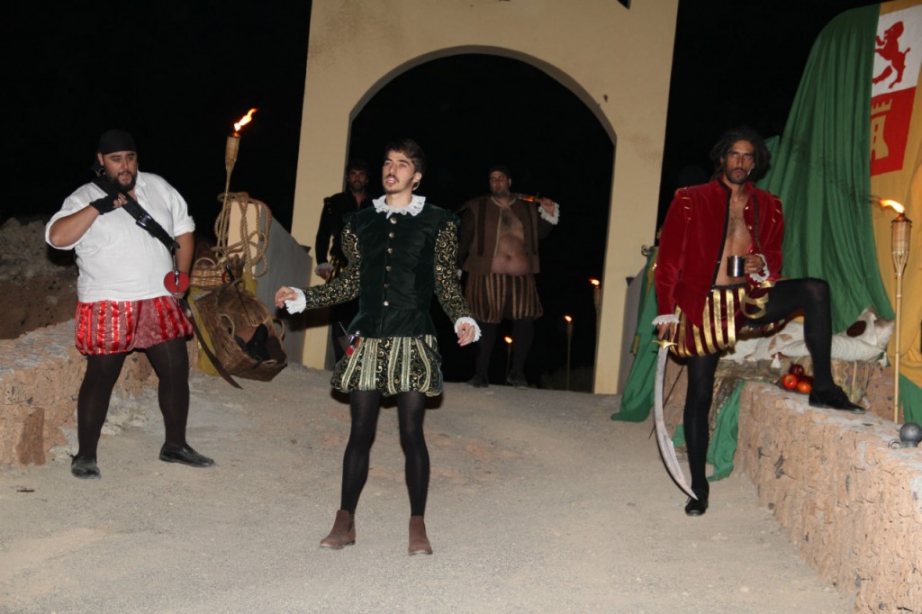  Multitud de personas acompañan a la Virgen de La Encarnación en la "Rogativa nocturna"