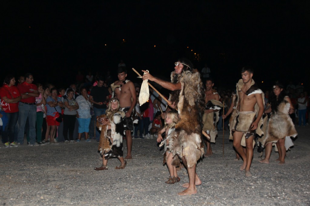  Multitud de personas acompañan a la Virgen de La Encarnación en la "Rogativa nocturna"