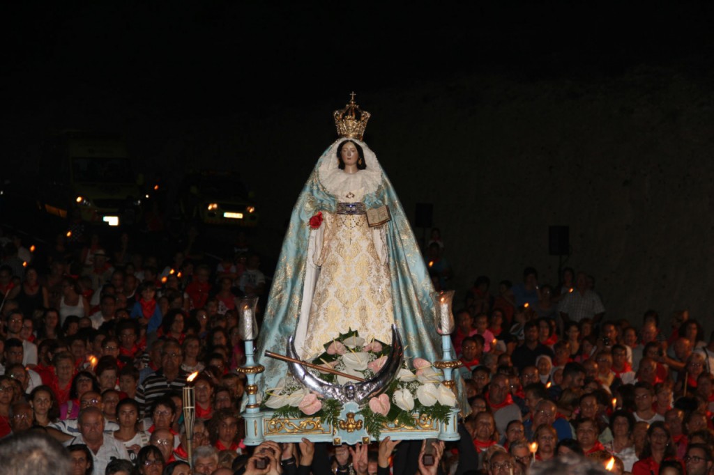  Multitud de personas acompañan a la Virgen de La Encarnación en la "Rogativa nocturna"