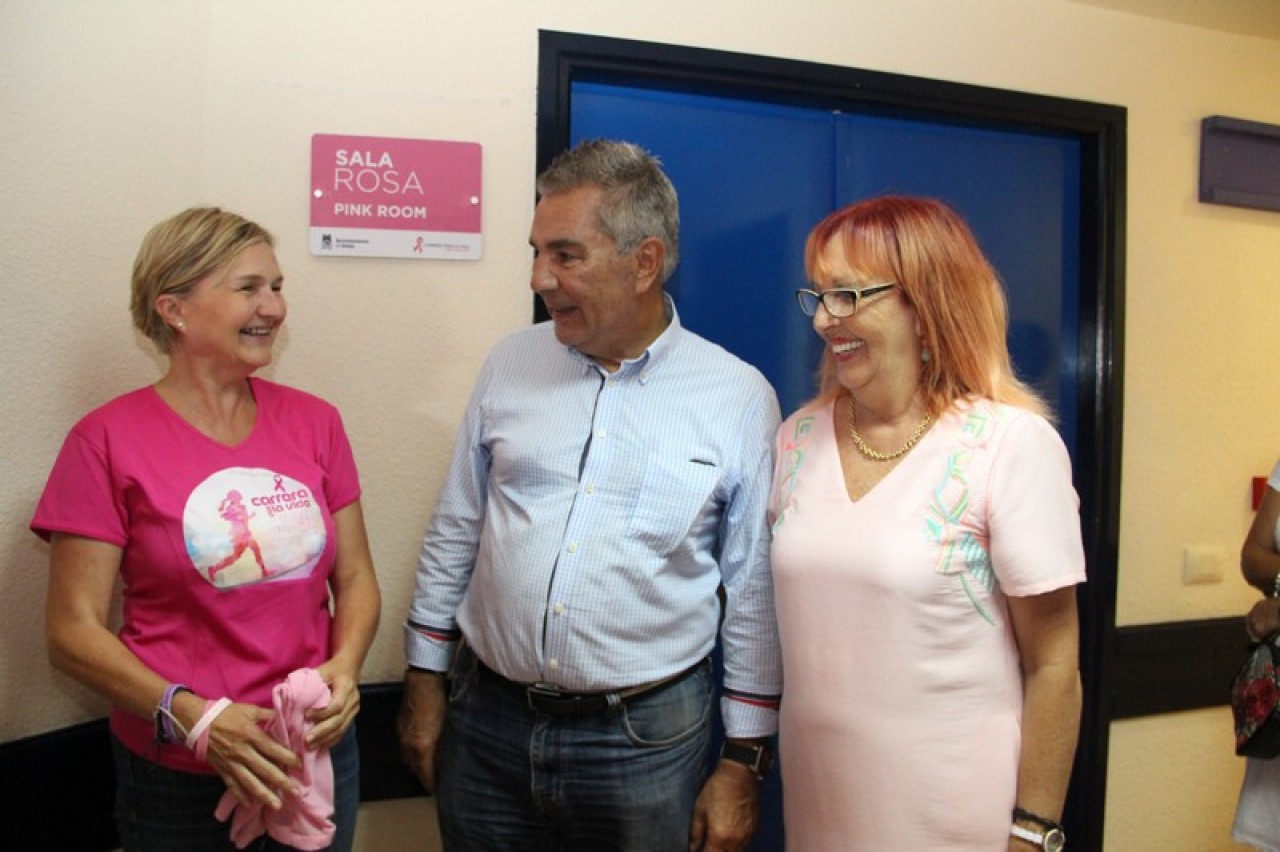 El alcalde de Adeje inaugura ante más de 120 personas la "Sala Rosa" que ayudará a personas con cáncer de mama