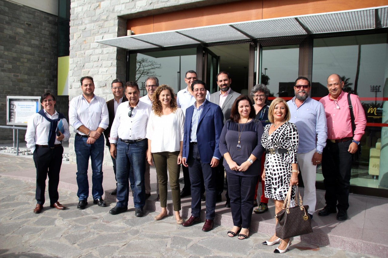La consejera de Obras Públicas y Transportes del Gobierno de Canarias sostiene una reunión con el sector empresarial del municipio
