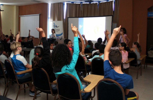 65 escolares de sexto de primaria reciben una charla sobre la importancia del cuidado de los suelos
