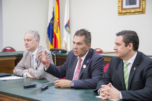 El embajador británico y los alcaldes de Adeje y Arona reivindican la inmersión lingüística y el empadronamiento como claves para la integración