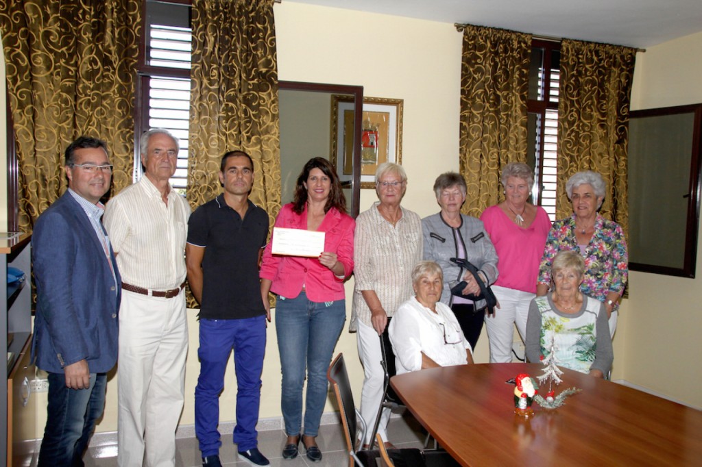 La Asociación Miraverde y Jugueterías Arvelo se unen para hacer una donación de obsequios al área de Servicios Sociales de Adeje