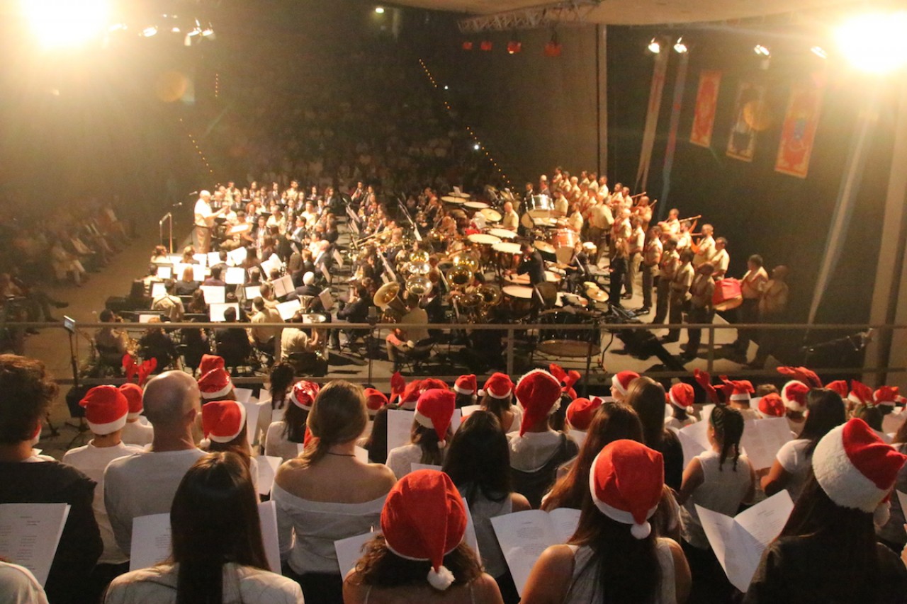 El concierto de Navidad de la Unidad de Música del ejército y las Bandas de Adeje y Guía congrega en el Magma a más de 1.800 personas