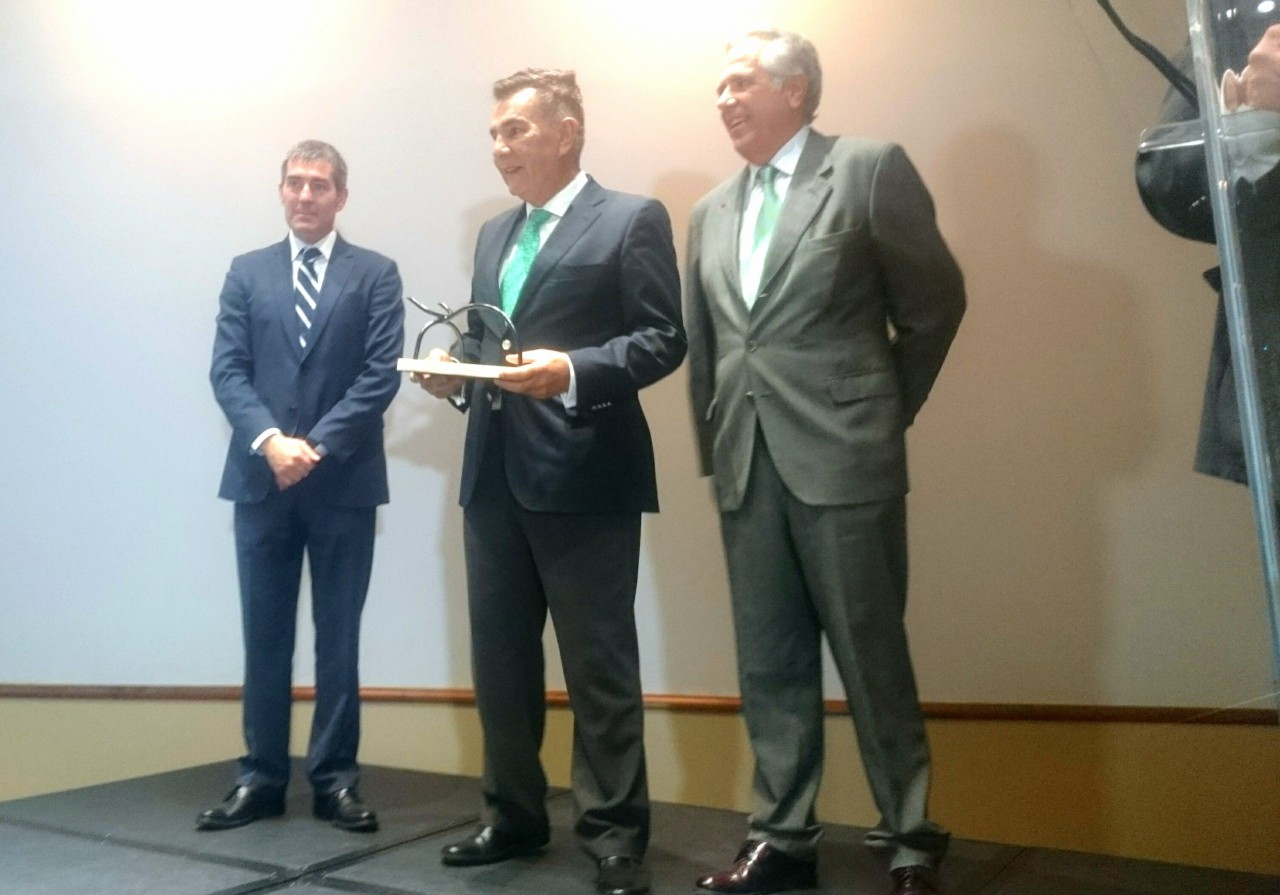 La revista Preferente entregó al alcalde de Adeje el premio por la labor que ha colocado a Costa Adeje entre los mejores destinos mundiales