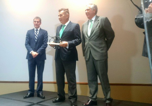 La revista Preferente entregó al alcalde de Adeje el premio por la labor que ha colocado a Costa Adeje entre los mejores destinos mundiales