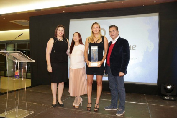 La vicepresidenta del Gobierno y el alcalde de Adeje entregan el Premio Abinque a Alexandra Rinder
