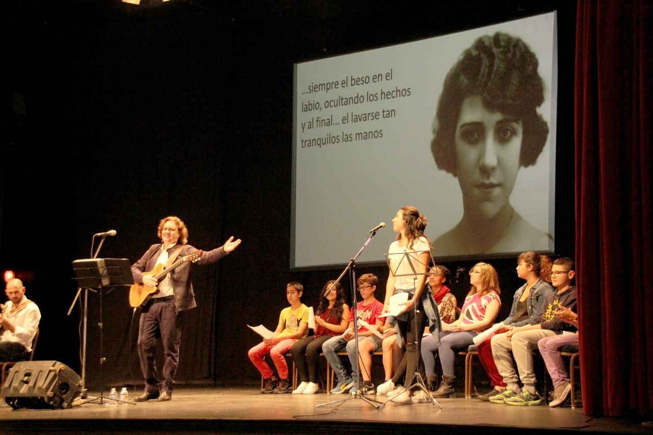 El alumnado del IES Adeje asiste al concierto por la paz de Paco Damas