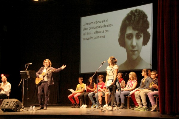 El alumnado del IES Adeje asiste al concierto por la paz de Paco Damas