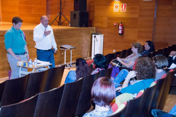 Padres y madres adejeras adquieren técnicas para ayudar a sus hijos a superar las adversidades