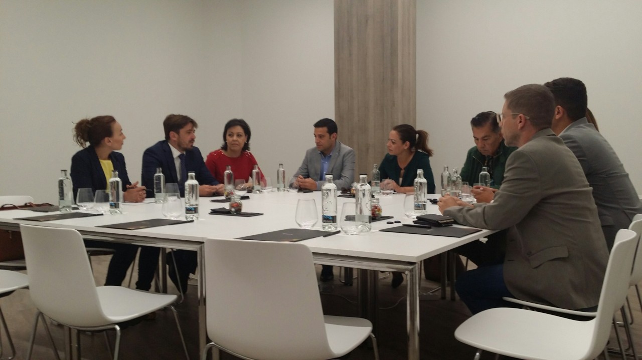 Representantes políticos y Ashotel debaten la importancia de la renovación hotelera