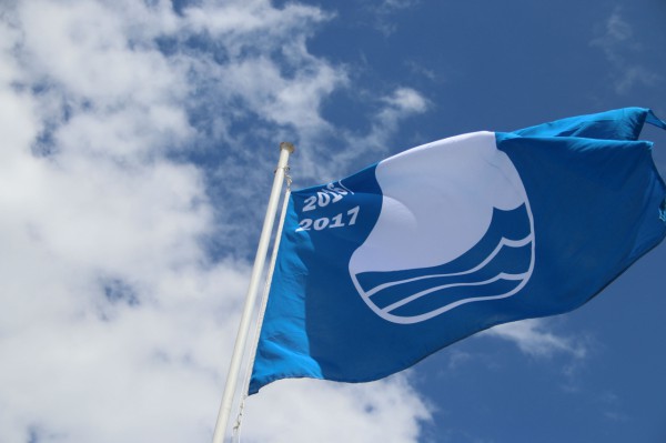 En cinco playas de Costa Adeje ya ondea la bandera azul
